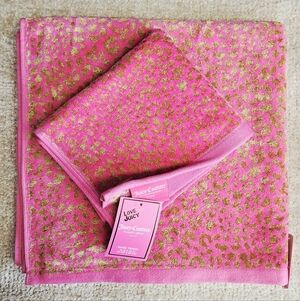 JUICY COUTURE Bath & Hand Towel Set (2pcs) Pink and Gold Leopard Print Pattern